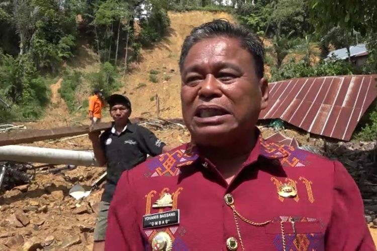 Bupati Toraja Utara, Yohanis Bassang mengatakan pemerintah saat ini mengupayakan pembersihan material longsor yang menutup akses jalan utama menuju ke TPAS dengan mendatangkan 2 unit alat berat ke lokasi Lembang Karua, Kecamatan Balusu, Toraja Utara, Sulawesi Selatan, Jumat (03/12/2021)