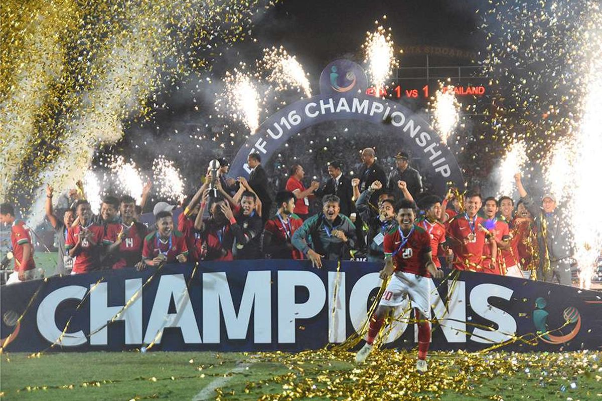 Pesepak bola dan offisial timnas Indonesia melakukan selebrasi usai memenangkan pertandingan final Piala AFF U-16 di Stadion Gelora Delta Sidoarjo, Jawa Timur, Sabtu (11/8/2018). Timnas U-16 Indonesia keluar sebagai juara Piala AFF U-16 2018 setelah mengalahkan Thailand lewat babak adu penalti dengan skor 4-3