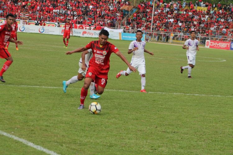 Pemain Persita mencoba menghalangi pemain Semen Padang, Rabu (28/11/2018), di Stadion H Agus Salim Padang.