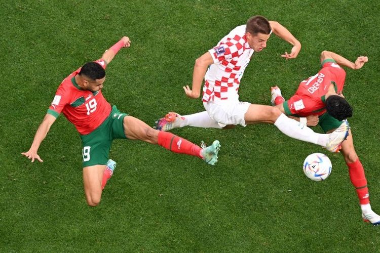 Gelandang Kroasia Mario Pasalic (tengah) mencoba melakukan tendangan ke gawang pada laga Grup F Piala Dunia 2022 Qatar antara Maroko vs Kroasia di Stadion Al-Bayt di Al Khor, utara Doha pada Rabu 23 November 2022.