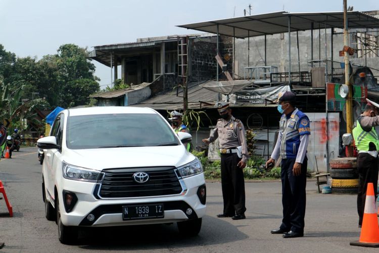 Petugas kepolisian dari Satuan Lalu Lintas Polres Blitar dan Dinas Perhubungan setempat menggelar simulasi rekayasa lalu lintas one way di ruas jalan Terminal Kesamben, Selasa (19/4/2022)