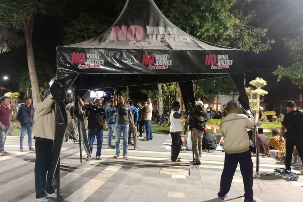 Posko aksi 3 September 2025 di depan gedung negara Grahadi Surabaya dibongkar, Senin (1/9/2025) malam.