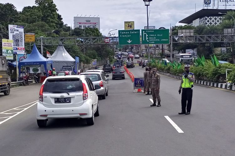 Kepolisian Resor Bogor mengerahkan 2.801 personel untuk mengamankan masa libur Natal 2021 dan Tahun Baru (Nataru) 2022 di kawasan Puncak Bogor, Jawa Barat.