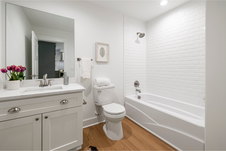 ilustrasi lampu kamar mandi sebaiknya dinyalakan terus atau dimatikan.