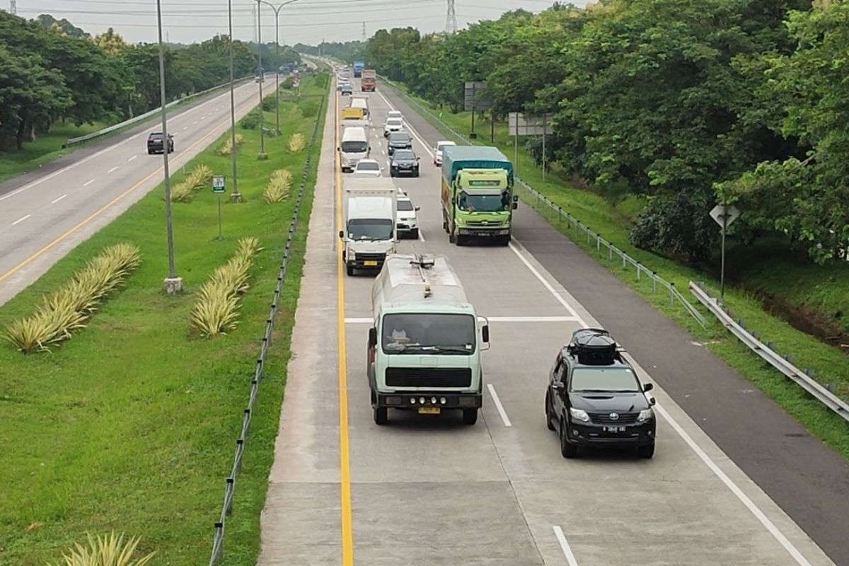 Sejumlah kendaraan terpantau melintas Tol Cipali Kilometer 187 Kecamatan Palimanan Kabupaten Cirebon, Jumat pagi (23/12/2022). 