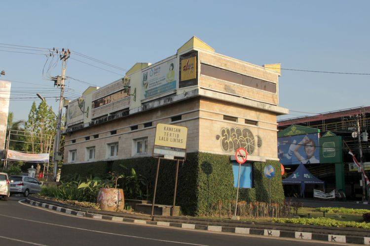 Potret babon ANIEM di tengah persimpangan di depan Taman Parkir Abu Bakar Ali Malioboro.