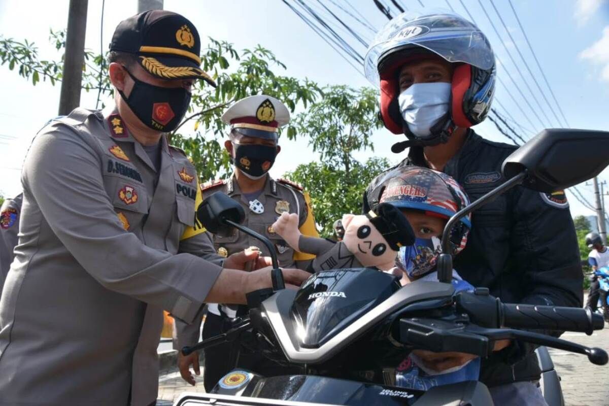 Kapolres Trenggalek Jawa Timur, memberi boneka kepada pengguna jalan yang tertib gunakan masker (30/10/2020).