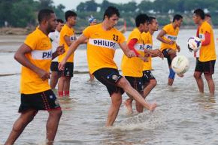 Pemain Persepam Madura United digenjot latihannya di pantai oleh pelatih barunya Arcan Iure.