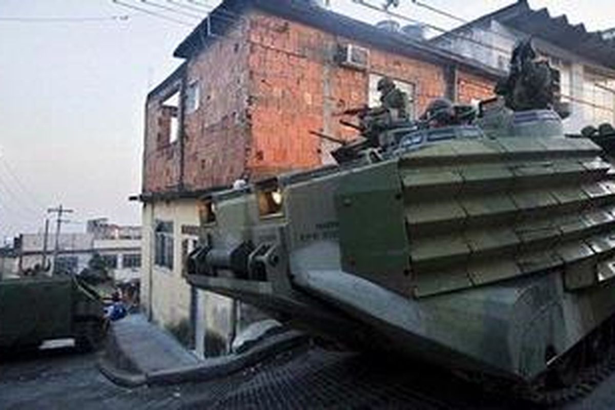 Kendaraan militer dilibatkan dalam operasi di kampung kumuh di Rio de Janeiro, Brasil, Minggu (19/6/2011).