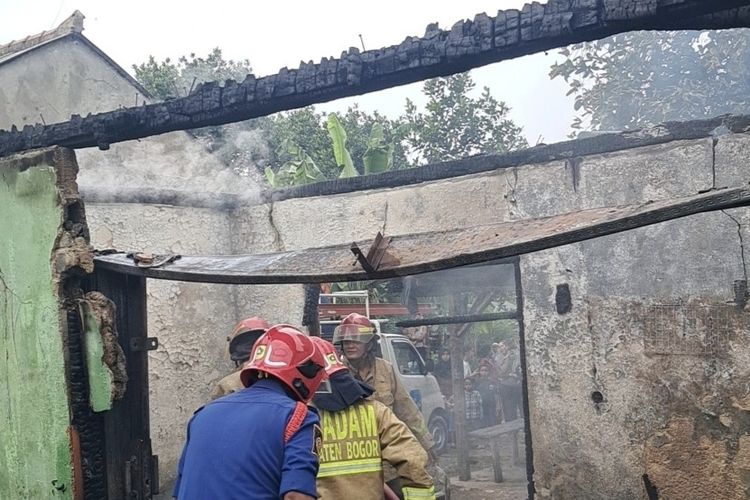 Diduga Lupa Matikan Kompor saat Masak Air, Kios Pakan Burung dan Ayam di Klapanunggal Bogor Ludes Terbakar