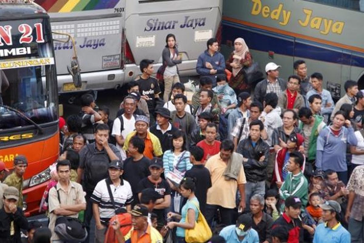 Dalam foto yang diambil pada 2012 ini, terlihat pemudik memadati Terminal Kampung Rambutan, Jakarta Timur, tiga hari sebelum Idul Fitri. 