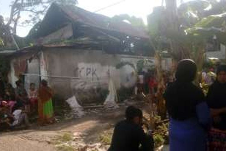 Warga Kampung Bulu-bulu RW 01, RT 05 Bangkala, Kelurahan Kapasa, Kecamatan Tamalanrea, Makassar, Sulawesi Selatan, berkerumun di sekitar rumah Jamaluddin (34), yang membunuh anaknya secara keji.