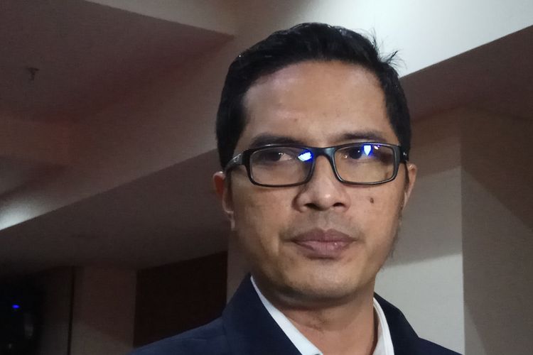 Juru bicara Komisi Pemberantasan Korupsi (KPK) Febri Diansyah menegaskan bahwa pihaknya tetap berkomitmen untuk menuntaskan kasus korupsi pengadaan kartu tanda penduduk elektronik (e-KTP). Jakarta, Jumat (29/9/2017).
