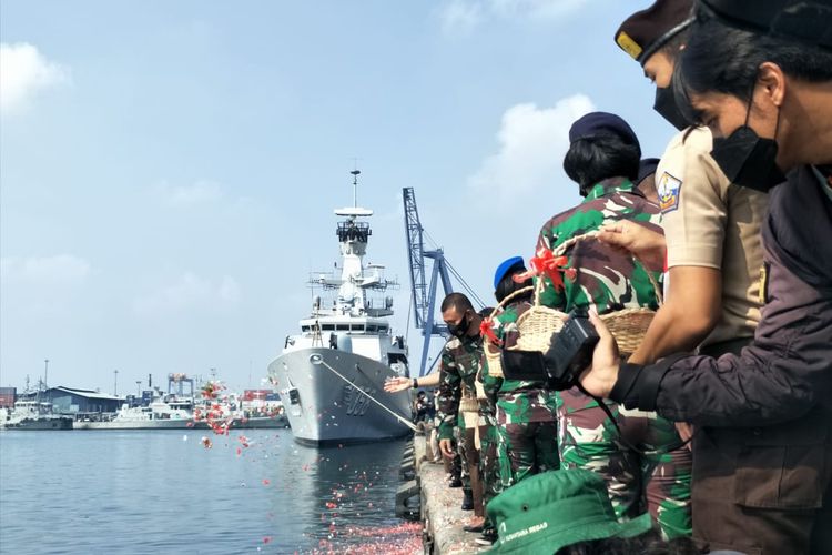 Lantamal III dan Forkopimko menggelar acara doa bersama dan tabur bunga untuk mengenang 40 hari gugurnya 53 patriot KRI Nanggala di JICT II, Pelabuhan Tanjung Priok, Jakarta Utara, Kamis (3/6/2021).