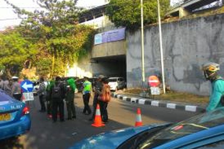 Suku Dinas Perhubungan dan Transportasi Jakarta Selatan dan kepolisian tengah melakukan uji coba sistem satu arah (SSA) untuk jalan di Terowongan Cikoko yang berada di dekat Stasiun Cawang, Tebet, Jakarta Selatan pada Senin (10/8/2015).