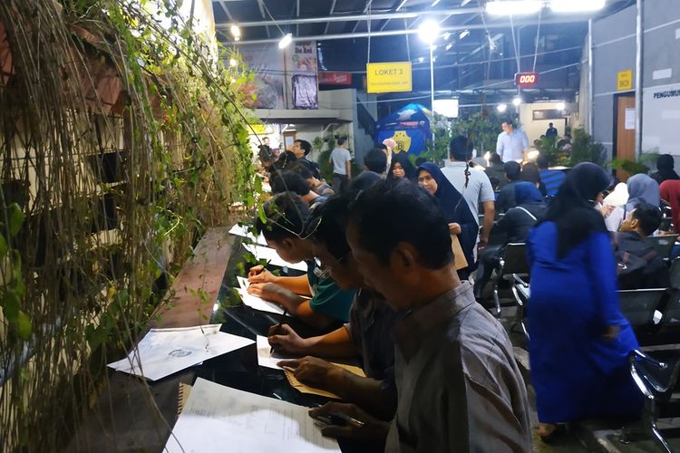 Antrean menyemut di Mapolres Metro Bekasi Kota, Rabu (13/11/2019) malam. Mereka umumnya merupakan pendaftar CPNS 2019 yang tengah mengisi dokumen yang diperlukan untuk mengurus SKCK.