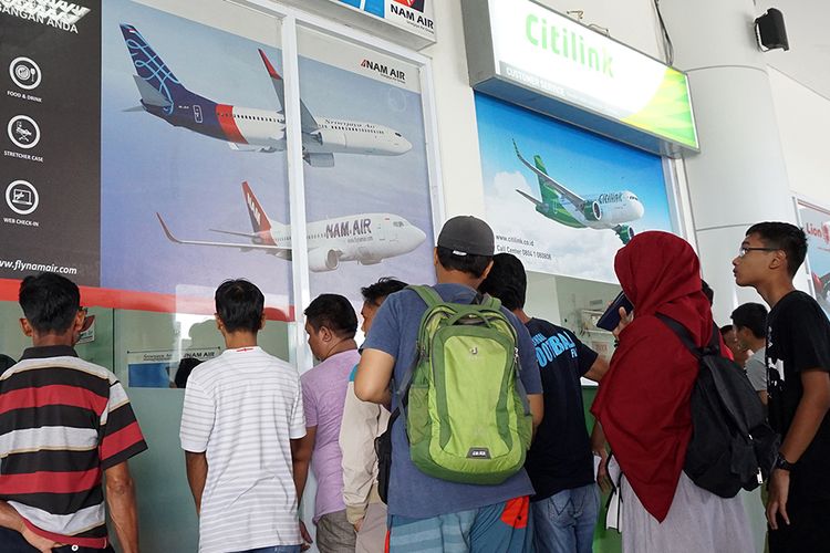 Sejumlah penumpang mengantre di loket maskapai penerbangan untuk mengambil pengembalian uang tiket di Bandara Djalaludin, Gorontalo, Senin (30/4/2018). Bandara Djalaludin ditutup selama 16 jam karena tergelincirnya pesawat Lion Air.