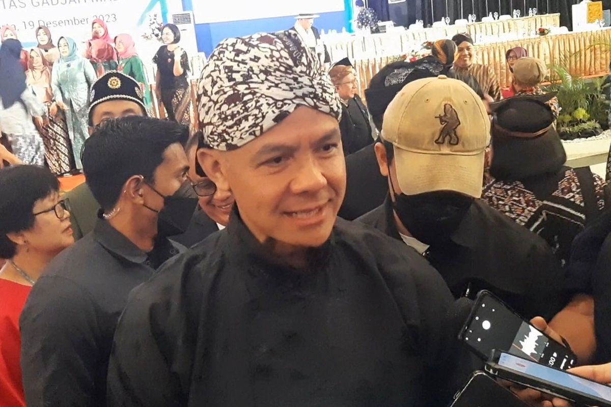 Ganjar Pranowo saat ditemui usai menghadiri Rapat Terbuka Dies Natalis ke-74 Universitas Gadjah Mada (UGM) yang digelar di Grha Sabha Pramana, Selasa (19/12/2023).