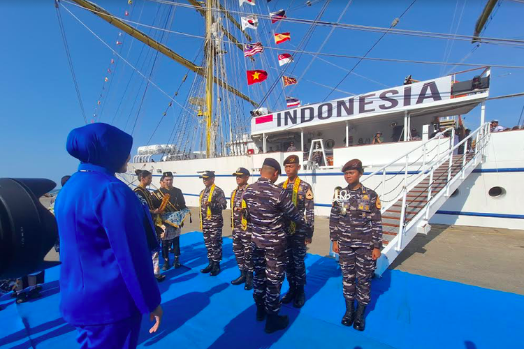 Sandar di Balikpapan, KRI Bima Suci Terbuka Dikunjungi Warga 