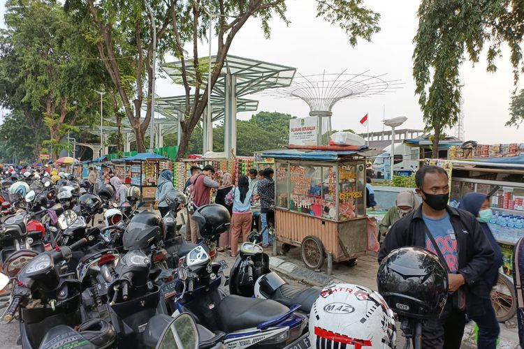 Lapak pedagang di Alun-alun M Hasibuan Kota Bekasi, Kamis (21/4/2022). Diketahui Alun-alun Kota Bekasi merupakan salah satu tempat favorit para warga untuk mencari hidangan berbuka puasa saat bulan Ramadhan.