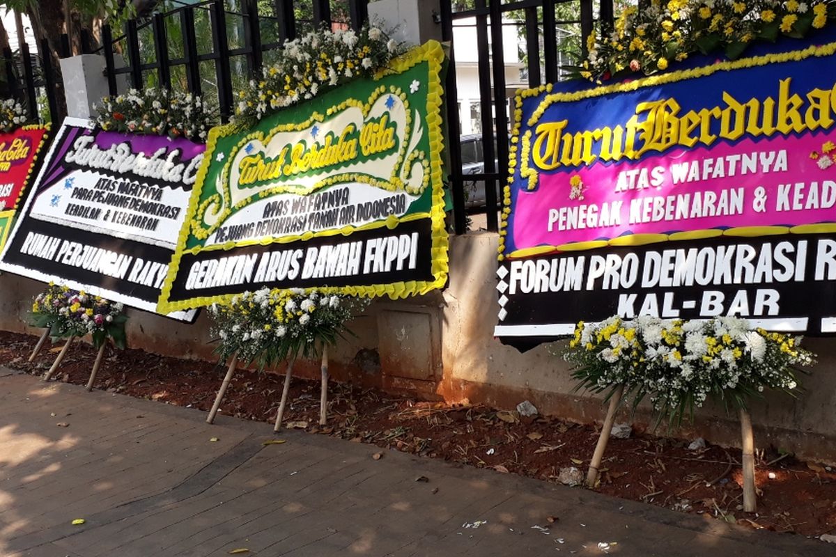 Tampak enam karangan bunga bernada duka cita bersaandar di lokasi rusuh 22 Mei tepatnya di Tembok Kantor Agraria dan Tata Ruang, Jalan KH. Wahid Hasyim, Jakarta Pusat, Sabtu (25/5/2019).