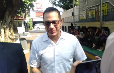 Aktor Ari Wibowo menghadiri sidang mediasi perceraian dengan Inge Anugrah setelah dua kali ditunda, di Pengadilan Negeri Jakarta Selatan, Senin (15/5/2023).