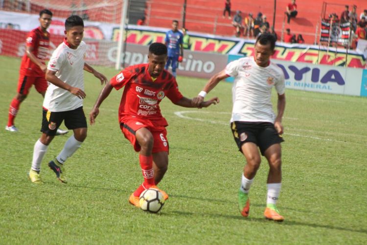 Pemain Persibat mengadang pemain Semen Padang dalam laga Liga 2 Indonesia, Jumat (14/9/2018)
