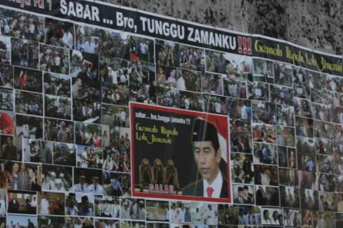 Poster Besar Jokowi Terpasang di Tembok Keraton Solo 