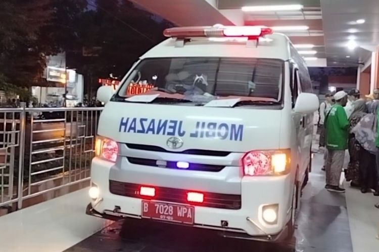 Ilustrasi: Ambulans pembawa jenazah korban bus peziarah kecelakaan diguci berada di depan IGD RDUD dr. Soeselo Slawi Kabupaten Tegal, Minggu (7/5/2023) petang. 