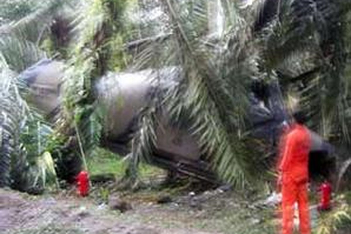 HELIKOPTER jenis jenis Twin Pack HA 3406 milik Angkatan Udara yang jatuh di perkebunan sawit Desa Lubuk Agung, Langgam, Kecamatan Bandar Si Kijang, Kabupaten Pelalawan, Riau.
