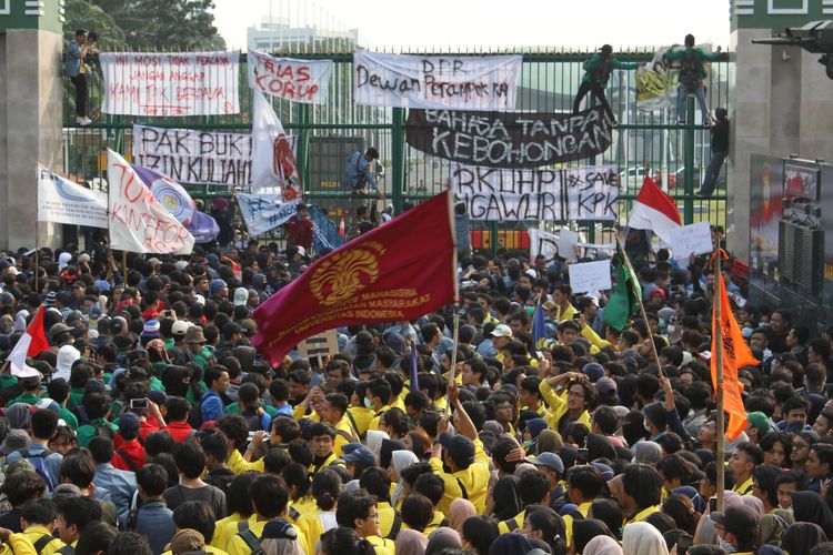 Banner bertuliskan Protes mahasiswa terpasang di Depan pagar Gedung DPR/MPR, Jalan Gatot Subroto, Senayan, Jakarta Pusat, Senin (23/9/2019). Mereka menolak pengesahan RKUHP.