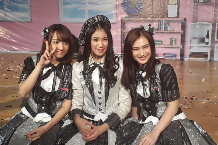 Ayana, Shani, dan Melody mewakili grup idola JKT48 diabadikan usai mengisi acara JKT48 School di Teater JKT48, FX Sudirman, Jakarta Pusat, Kamis (22/6/2017).