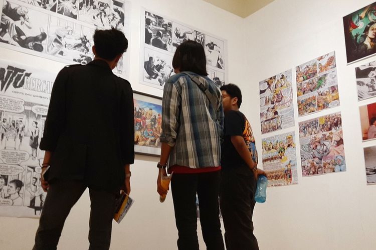 Beberapa pengunjung saat melihat pameran Yogyakarta Komik Weeks di Museum Sonobudoyo
