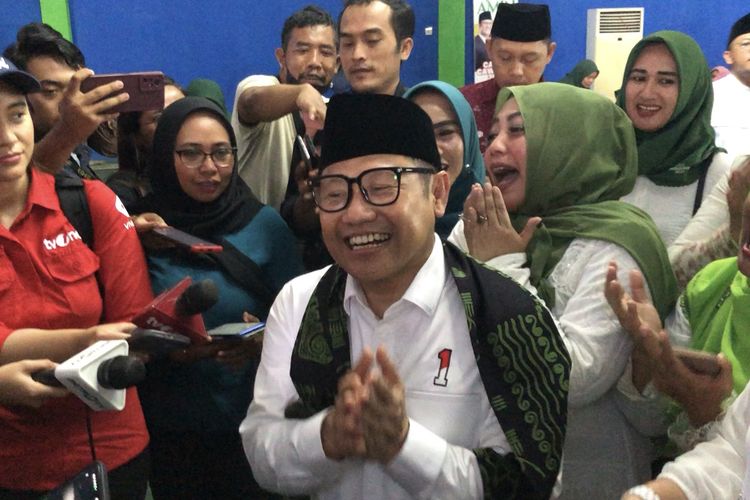Cawapres nomor urut 1 Muhaimin Iskandar saat berkampanye di depan Jaringan Perempuan Nahdliyin Mojokerto. Muhaimin memilih titik kampanye pertamanya di Gor Wringin Rejo, Mojokerto, Jawa Timur, Selasa (28/11/2023). 