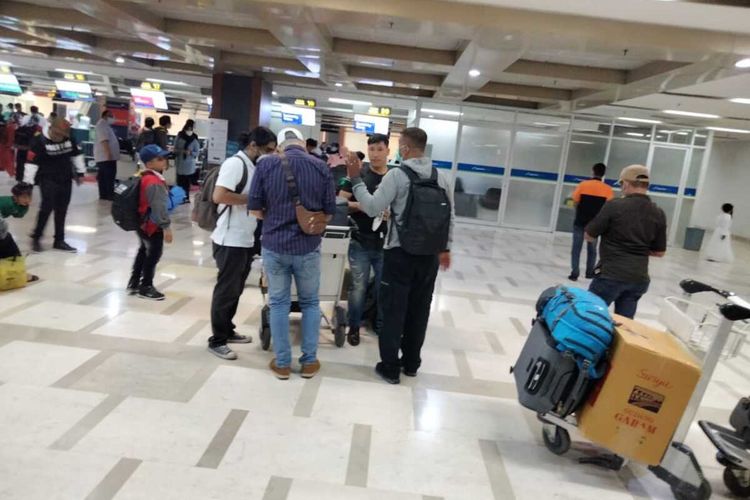 Sebanyak 27 orang pengungsi berbagai negara meninggalkan Kota Makassar ke Jakarta. Pemindahan pengungsi ini dilakukan petugas Rumah Detensi Imigrasi (Rudenim) Makassar.