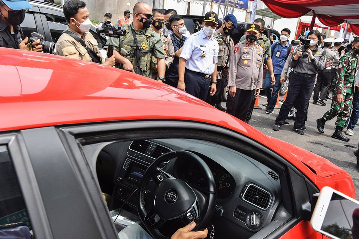 Gubernur DKI Jakarta Anies Baswedan (ketiga kiri) bersama Kapolda Metro Jaya Irjen Pol. Fadil Imran (kedua kanan) meninjau tes rapid antigen untuk pengendara di Km 34 B tol Jakarta-Cikampek, Cikarang, Kabupaten Bekasi, Jawa Barat, Rabu (19/5/2021). Kunjungan tersebut dalam rangka meninjau screening kesehatan untuk pemudik yang kembali ke wilayah Jakarta.