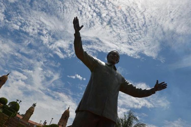 Patung Nelson Mandela terbesar di dunia diresmikan di ibu kota Afrika Selatan, Pretoria, Senin (16/12/2013).