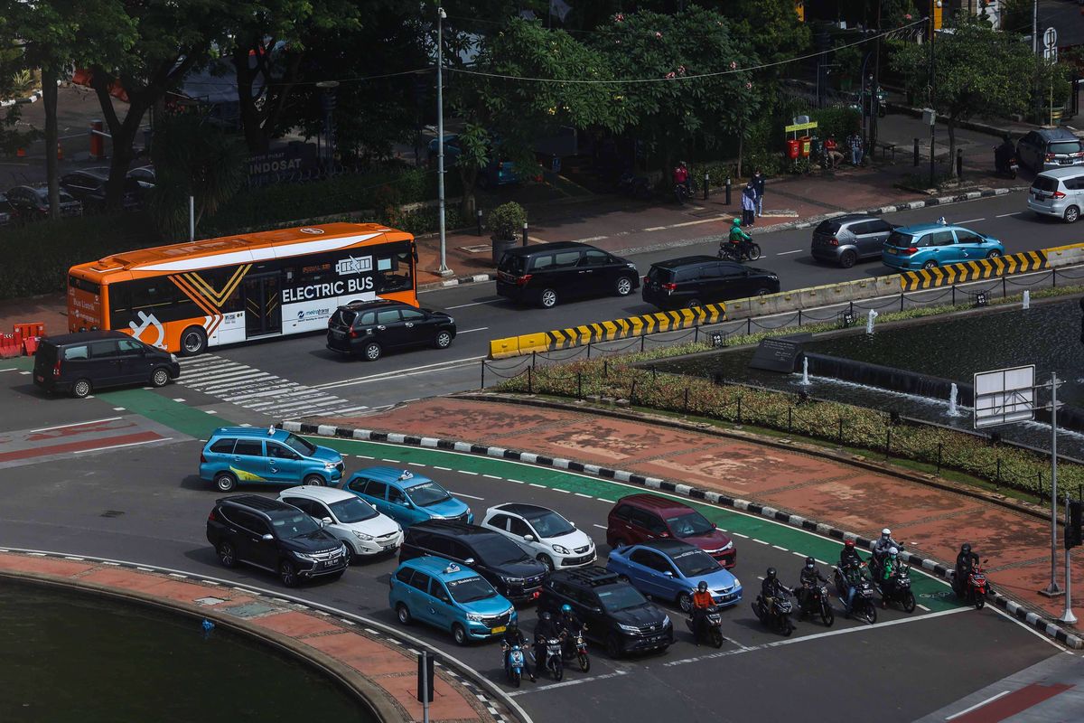 Bus Transjakarta melintas di kawasan Patung Kuda Arjuna Wiwaha, Jakarta Pusat, Selasa (29/3/2022). PT Transportasi Jakarta (Transjakarta) kembali membuka kapasitas angkut 100 persen dari sebelumnya dibatasi 70 persen seiring diturunkannya level pemberlakuan pembatasan kegiatan masyarakat (PPKM) di Ibu Kota dari level 3 menjadi level 2.