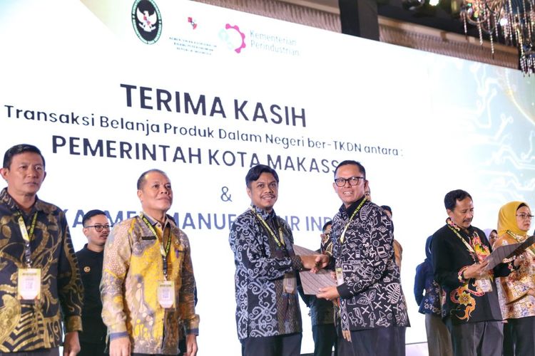 Pemkot Makassar mendapatkan penghargaan dari Kemenperin karena belanja produk dalam negeri telah memenuhi TKDN.