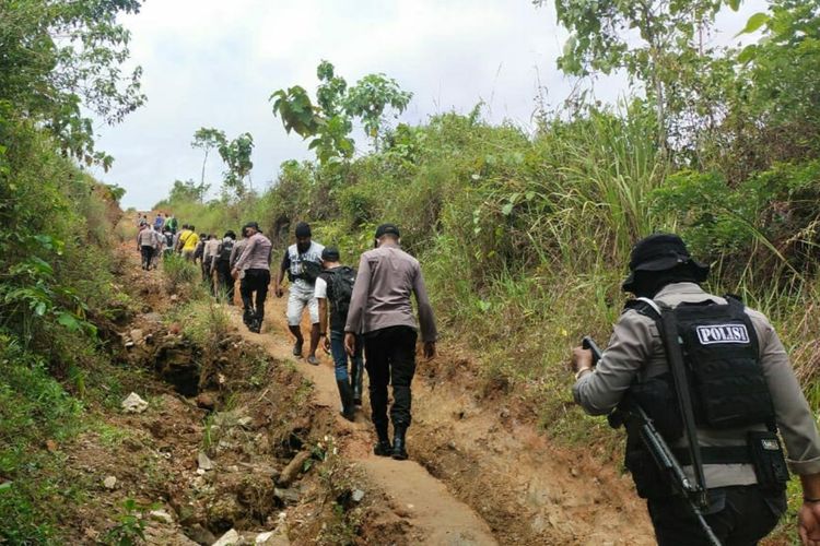 Aparat Polres Pulau Buru menggelar penertiban di kawasan tambang emas ilegal di Gunung Botak, Kabupaten Buru, Maluku, Senin (24/5/2021). Dalam kegiatan tersebut, polisi menangkap 19 penambang ilegal