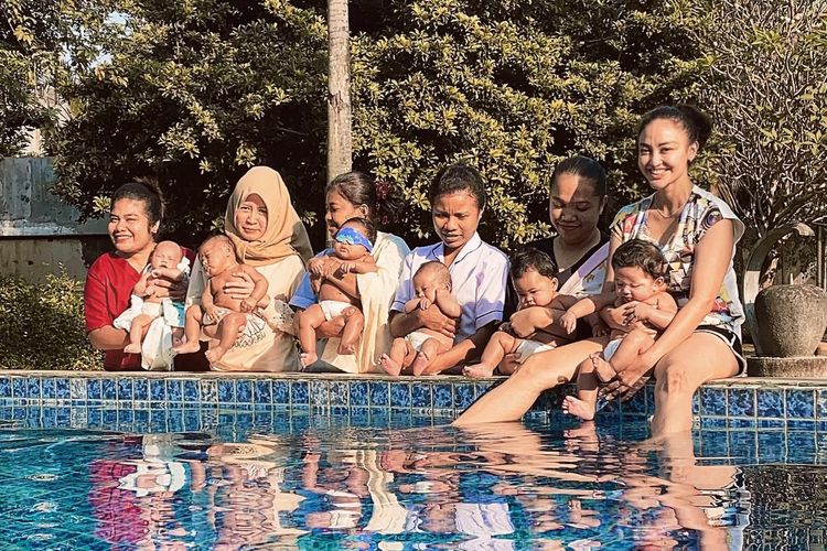 Monica Soraya Haryanto (41) bersama enam bayi adopsinya dan para pengasuh anak saat berada di rumahnya di kawasan Cilandak, Jakarta. Enam bayinya berasal dari ibu yang tak mampu membesarkan anaknya dan juga bayi dari pasangan di luar nikah.