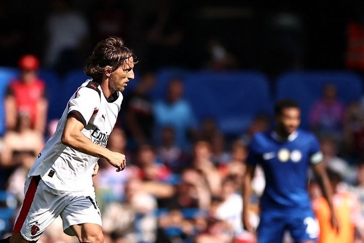 Gelandang Kroasia Luka Modric berlari dengan bola dalam pertandingan persahabatan antara Chelsea vs AC Milan di Stamford Bridge di London pada 10 Agustus 2025. (Foto oleh HENRY NICHOLLS / AFP)