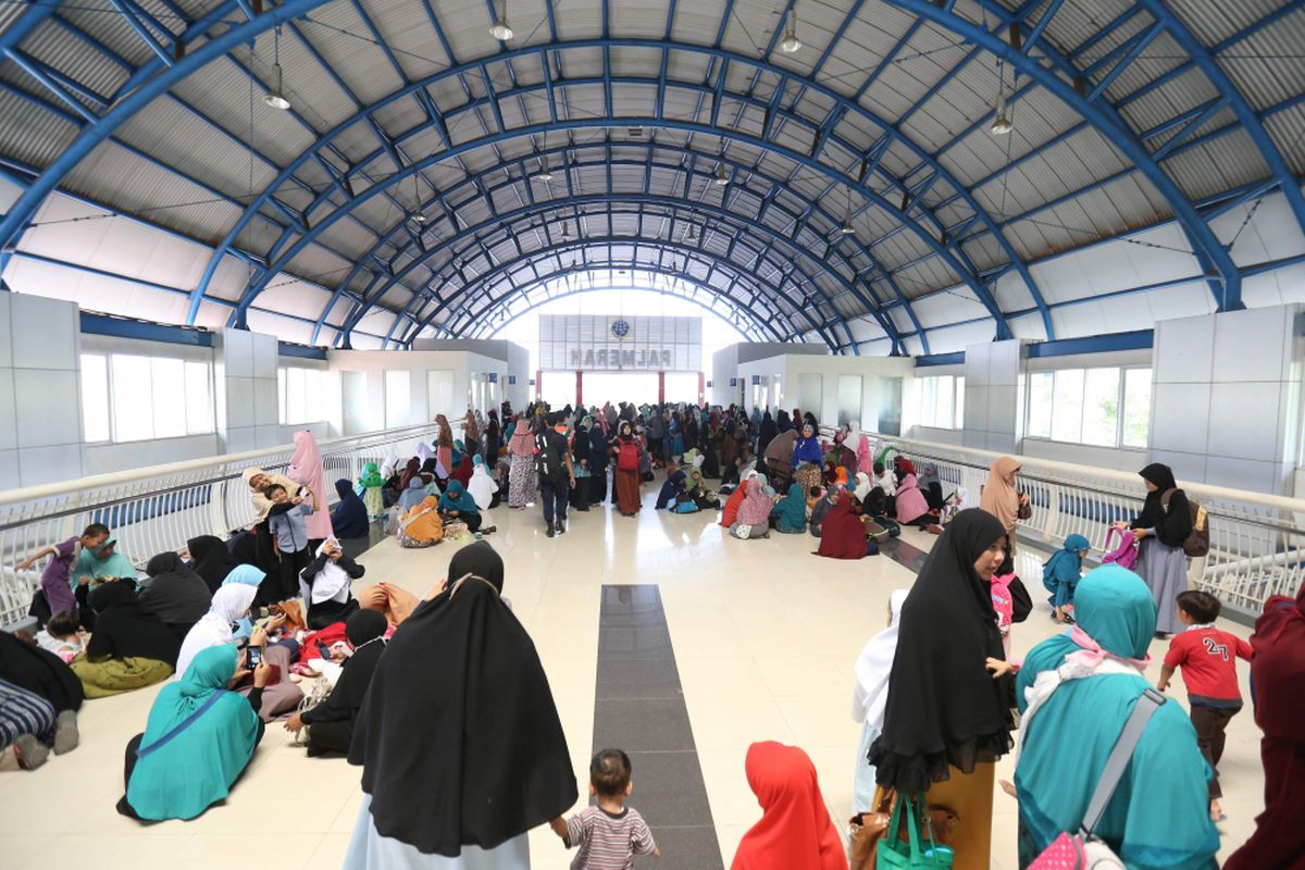 Perempuan massa aksi 299 berkumpul untuk beristirahat dan melakukan ibadah shalat di Stasiun Palmerah, Jakarta, Jumat (29/09/2017). Massa akan melakukan aksi demonstrasi mengenai perpu  ormas dan melawan kebangkitan PKI  di depan gedung MPR DPR Republik Indonesia. 