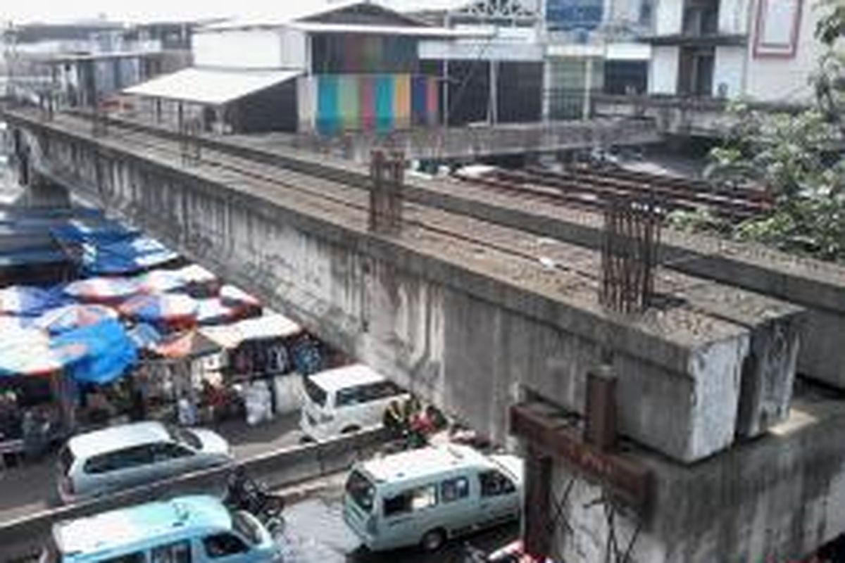 Pembangunan jembatan penghubung Blok F dan Blok G, Pasar Tanah Abang, Jakarta Pusat, terhenti karena pembebasan lahannya belum selesai. Foto diambil pada Rabu (17/7/2013). 