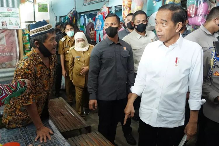 BINCANG—Presiden Joko Widodo berbinang dengan salah satu pedagang di Pasar Sukolilo, Kecamatan Jiwan, Kabupaten Madiun, Jawa Timur, Selasa (20/12/2022).