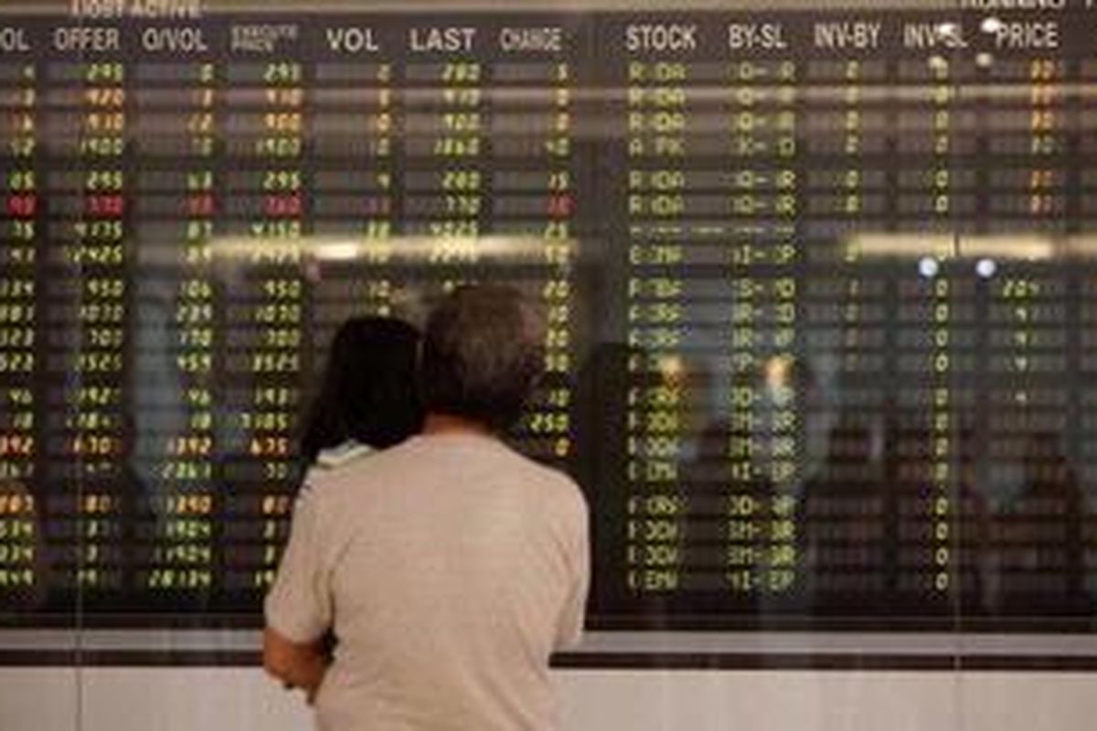 Ilustrasi: Pengunjung mengamati pergerakan indeks harga saham gabungan (IHSG) di Mandiri Sekuritas di Jakarta, Selasa (27/3/2012). 