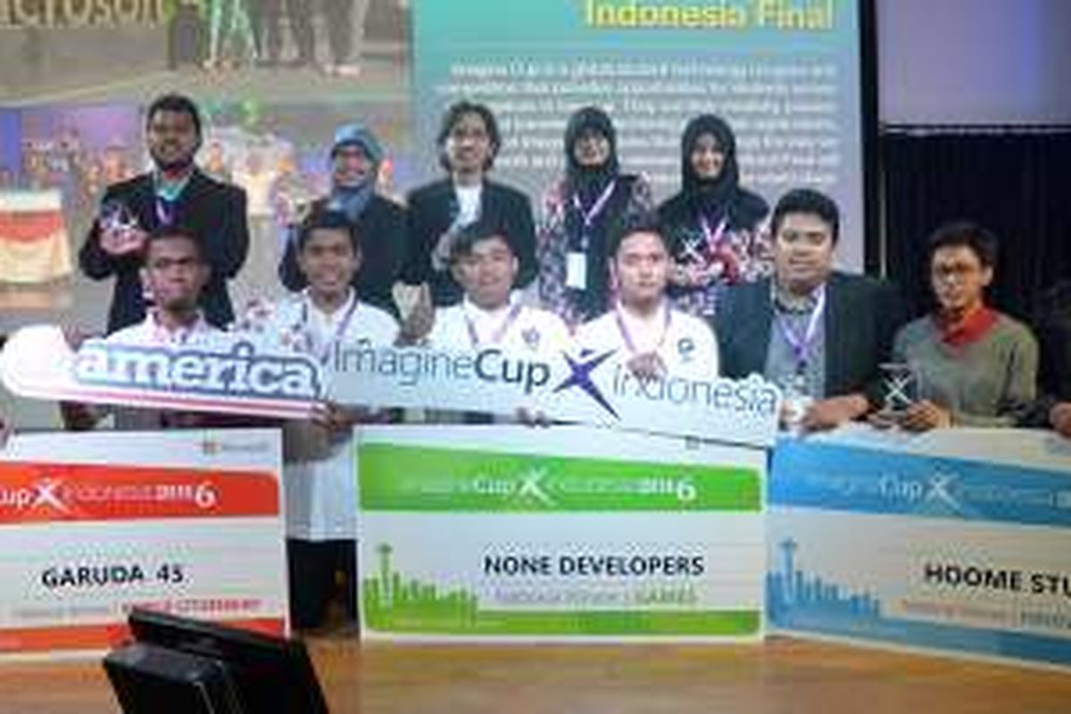 Para pemenang kompetisi Microsoft Imagine Cup 2016 dari ketiga kategori berfoto bersama di malam pengumuman, Rabu (6/4/2016) di Jakarta.