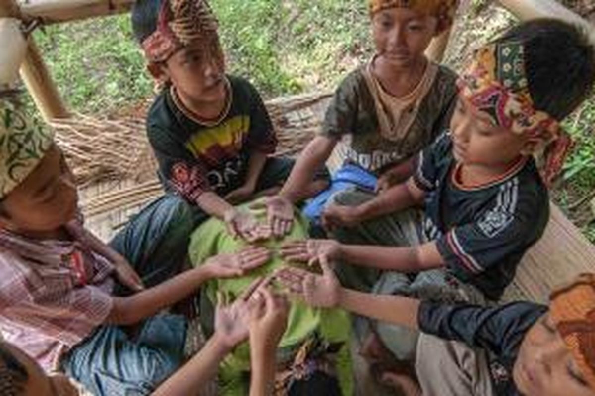 Permainan tradisional oleh anak-anak di Desa Pasiragung, Kecamatan Hantara, Kabupaten Kuningan, Jawa Barat. Desa Pasiragung merupakan salah satu desa budaya Pasundan yang terus dilestarikan.