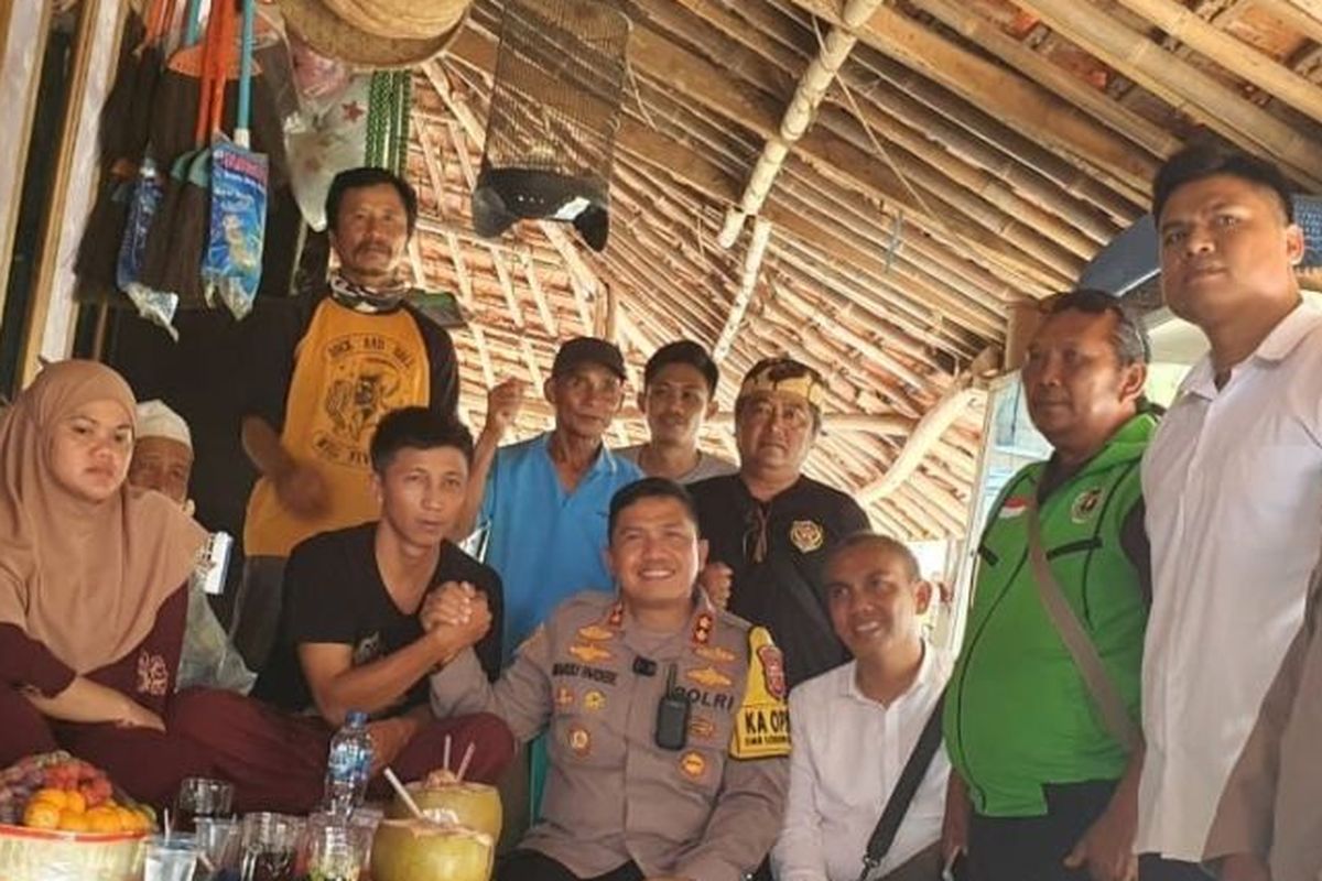 Kapolres Sukabumi AKBP Maruly Pardede saat mengunjungi korban salah tangkap oleh oknum Satreskrim Polres Sukabumi di Kecamatan Ciemas, Kabupaten Sukabumi, Jabar pada Senin (13/11/2023). 
