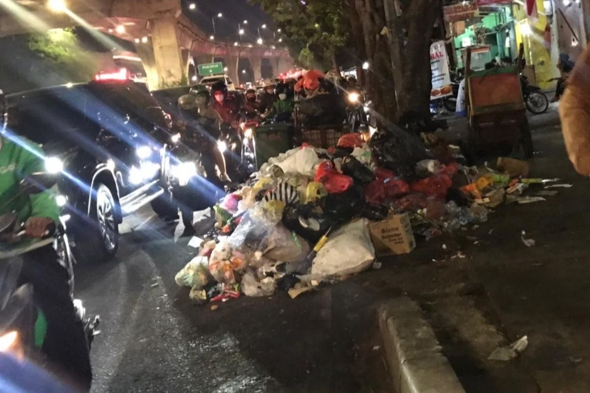 Tumpukan sampah menggunung dan berserakan di Jalan Kapten Tendean, Mampang Prapatan, Jakarta Selatan pada Jumat (29/7/2022) sore.